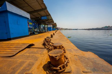Ülke çapındaki ulaşım sisteminin koronavirüs hastalığından dolayı kapanması bekleniyor. COVID-19 korkusu nedeniyle Sadarghat fırlatma terminali artık insansız ve erkeksiz. Bangladeş 30 Mart 2020