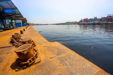 Ülke çapındaki ulaşım sisteminin koronavirüs hastalığından dolayı kapanması bekleniyor. COVID-19 korkusu nedeniyle Sadarghat fırlatma terminali artık insansız ve erkeksiz. Bangladeş 30 Mart 2020