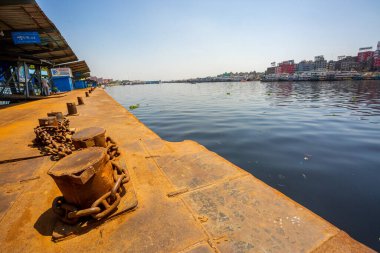 Ülke çapındaki ulaşım sisteminin koronavirüs hastalığından dolayı kapanması bekleniyor. COVID-19 korkusu nedeniyle Sadarghat fırlatma terminali artık insansız ve erkeksiz. Bangladeş 30 Mart 2020