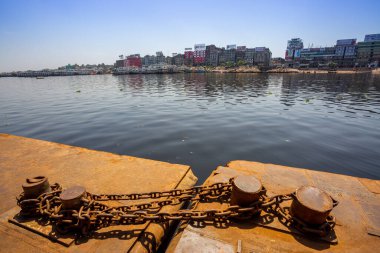 İki kırılgan müfreze kalın bir demir zincir ile bağlanır ve yaşlı Dhaka Sadarghat, Dhaka 'da diğer tarafta görülmektedir. Bangladeş 30 Mart 2020