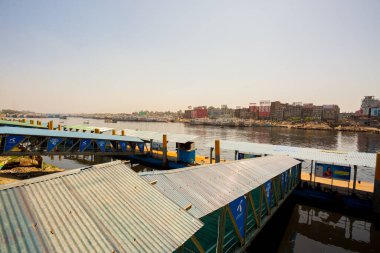 30 Mart 2020 'de Dhaka, Bangladeş' teki COVID-19 salgını nedeniyle yoğun bir kalkış terminali dubaları boş görüldü.