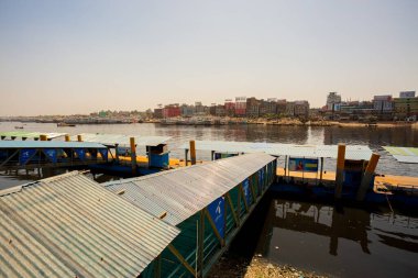 30 Mart 2020 'de Dhaka, Bangladeş' teki COVID-19 salgını nedeniyle yoğun bir kalkış terminali dubaları boş görüldü.