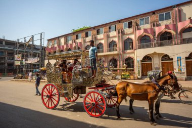At arabasının şoförü, Bangladeş 'teki Coronavirus tecridi altında hayat boyu yolcusunu bekliyor. Bangladeş 30 Mart 2020