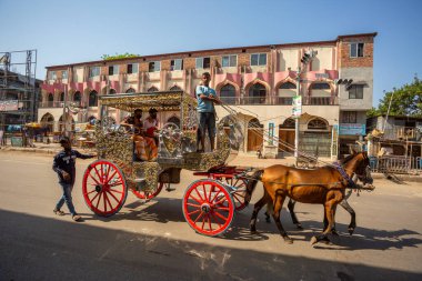 At arabasının şoförü, Dhaka 'da koronavirüs hapsi altında hayat boyu yolcusunu bekliyor. Bangladeş 30 Mart 2020