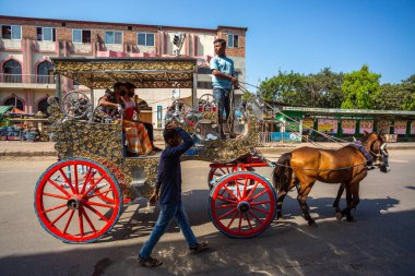 At arabasının şoförü, Dhaka 'da koronavirüs hapsi altında hayat boyu yolcusunu bekliyor. Bangladeş 30 Mart 2020