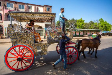 At arabasının şoförü, Dhaka 'da koronavirüs hapsi altında hayat boyu yolcusunu bekliyor. Bangladeş 30 Mart 2020