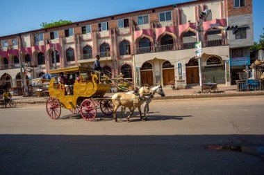 At arabasının şoförü, Dhaka 'da koronavirüs hapsi altında hayat boyu yolcusunu bekliyor. Bangladeş 30 Mart 2020