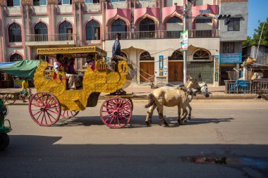 At arabasının şoförü, Dhaka 'da koronavirüs hapsi altında hayat boyu yolcusunu bekliyor. Bangladeş 30 Mart 2020