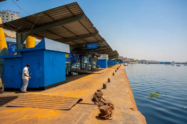 Ülke çapındaki ulaşım sisteminin koronavirüs hastalığından dolayı kapanması bekleniyor. COVID-19 korkusu nedeniyle Sadarghat fırlatma terminali artık insansız ve erkeksiz. Bangladeş 30 Mart 2020