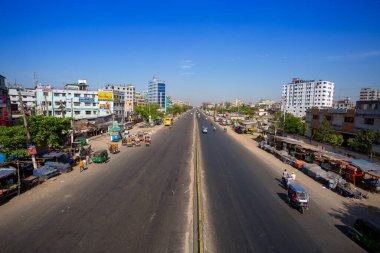 Sabah 9 sularında, ıssız Dhaka 'dan Chittagong Yolu' na doğru hareket eden sadece birkaç araç görüldü, ki bu nadir görülen bir manzara. Coronavirus salgını, Dhaka, Bangladeş. Bangladeş 30 Mart 2020