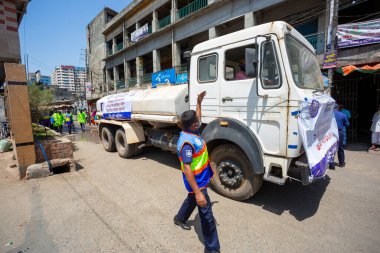 Ulusa, koronavirüsle başa çıkmada olduğu gibi yardım et. Bu sloganda, Bangladeş Donanma Polisi Dhaka 'daki Sadarghat Fırlatma Terminali' nde koronavirüs hakkında bilinçlendirme kampanyası yürütüyor. Bangladeş 30 Mart 2020