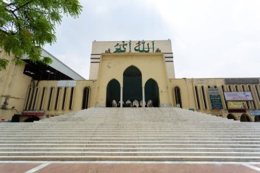 Baitul Mukarram Ulusal Camii 'nin yazı tipi ve düşük açılı görüntüsü şu anda Bangladeş, Dhaka' da 3 Nisan 2020 'de boş.