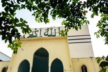 Baitul Mukarram Ulusal Camii 'nin yazı tipi ve düşük açılı görüntüsü şu anda Bangladeş, Dhaka' da 3 Nisan 2020 'de boş.