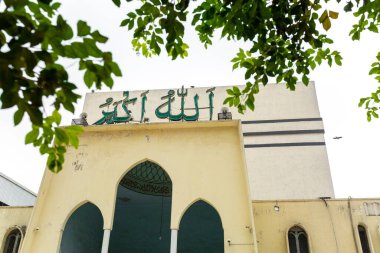 Baitul Mukarram Ulusal Camii 'nin yazı tipi ve düşük açılı görüntüsü şu anda Bangladeş, Dhaka' da 3 Nisan 2020 'de boş.