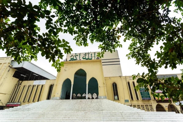 Vistas Fuentes Ángulos Bajos Mezquita Nacional Baitul Mukarram Está Vacía — Foto de Stock