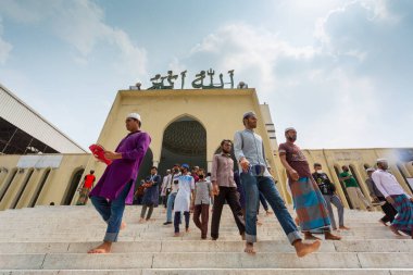 Bangladeş 3 Nisan 2020, Jummah duası Müslümanlar namazlarını bitirip Dhaka Baitul Mukarram Ulusal Camii 'ne geliyorlar..
