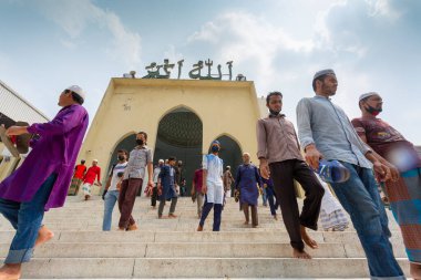Bangladeş 3 Nisan 2020, Jummah duası Müslümanlar namazlarını bitirip Dhaka Baitul Mukarram Ulusal Camii 'ne geliyorlar..