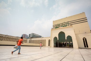 Bangladeş 3 Nisan 2020, Dhaka 'da koronavirüs koruması olmadan camiye namaz için bir Müslüman geliyor..