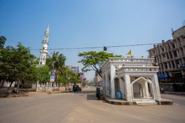 Golap Shahs türbesi çok boş ve polis şehir içinde araç ve insan dolaşımını engelliyor..