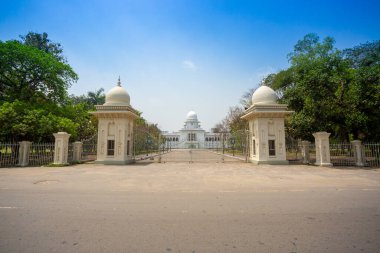 Yüksek Mahkeme kapalı kapıyı kilitleyip Dhaka 'da izne ayrılacağını duyurdu..