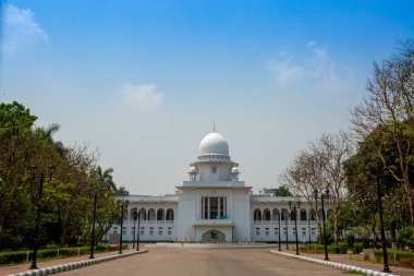 Yüksek Mahkeme kapalı kapıyı kilitleyip Dhaka 'da izne ayrılacağını duyurdu..