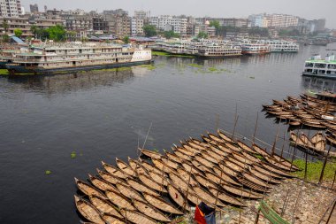 Liman durgun, Sadarghat, Dhaka 'da yolcu geçişi için gemiler ve gemiler sıraya dizildi..