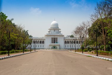 Yüksek Mahkeme kapalı kapıyı kilitleyip Dhaka 'da izne ayrılacağını duyurdu..