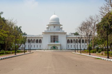 Yüksek Mahkeme kapalı kapıyı kilitleyip Dhaka 'da izne ayrılacağını duyurdu..