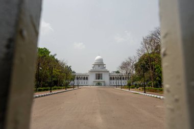 Yüksek Mahkeme kapalı kapıyı kilitleyip Dhaka 'da izne ayrılacağını duyurdu..