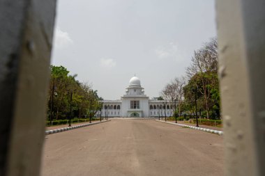 Yüksek Mahkeme kapalı kapıyı kilitleyip Dhaka 'da izne ayrılacağını duyurdu..