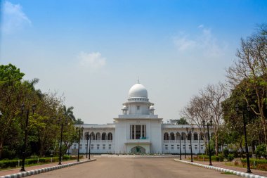 Yüksek Mahkeme kapalı kapıyı kilitleyip Dhaka 'da izne ayrılacağını duyurdu..
