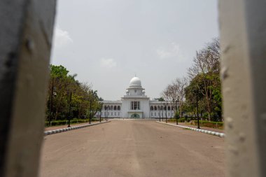 Yüksek Mahkeme kapalı kapıyı kilitleyip Dhaka 'da izne ayrılacağını duyurdu..