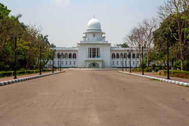Yüksek Mahkeme kapalı kapıyı kilitleyip Dhaka 'da izne ayrılacağını duyurdu..