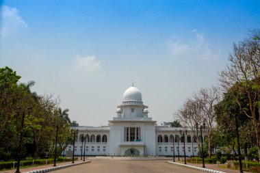 Yüksek Mahkeme kapalı kapıyı kilitleyip Dhaka 'da izne ayrılacağını duyurdu..