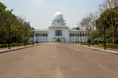 Yüksek Mahkeme kapalı kapıyı kilitleyip Dhaka 'da izne ayrılacağını duyurdu..