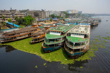 Liman durgun, limanlar ve tekneler Sadarghat, Dhaka 'dan geçmek için dizilmiş durumda..
