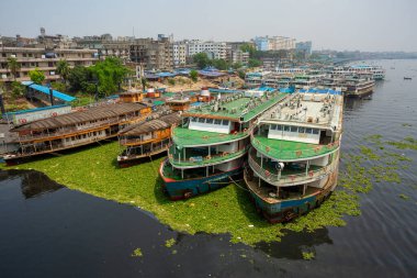 Liman durgun, limanlar ve tekneler Sadarghat, Dhaka 'dan geçmek için dizilmiş durumda..