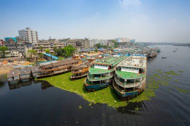 Liman durgun, limanlar ve tekneler Sadarghat, Dhaka 'dan geçmek için dizilmiş durumda..