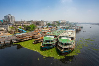 Liman durgun, limanlar ve tekneler Sadarghat, Dhaka 'dan geçmek için dizilmiş durumda..