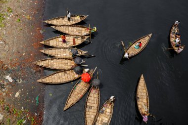 Liman durgun, limanlar ve tekneler Sadarghat, Dhaka 'dan geçmek için dizilmiş durumda..