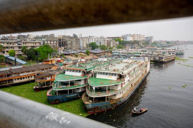 Liman durgun, limanlar ve tekneler Sadarghat, Dhaka 'dan geçmek için dizilmiş durumda..