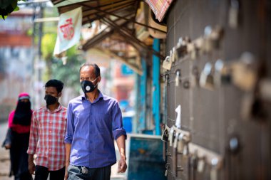 Liman durgun, limanlar ve tekneler Sadarghat, Dhaka 'dan geçmek için dizilmiş durumda..