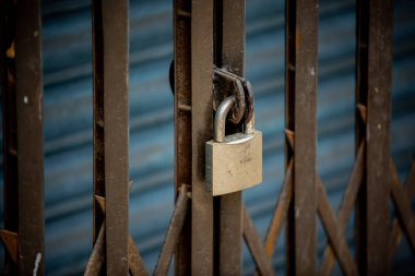 İş örgütü kapalı, Dhaka 'daki marketlerde yüzlerce kilit asılı..