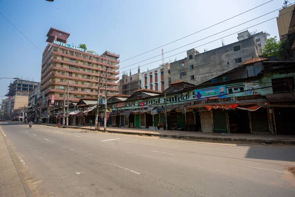 Een Voetganger Fietst Langs Lege Weg Naar Hotel Ramna Aan — Stockfoto