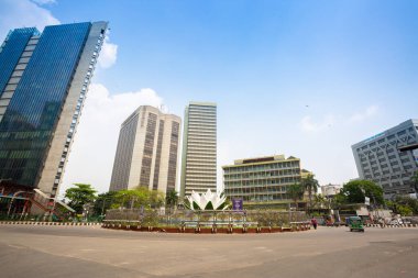Coronavirus Dhaka kapatma hareketi sırasında Shapla Chattar Motijheel 'in boş yolu.