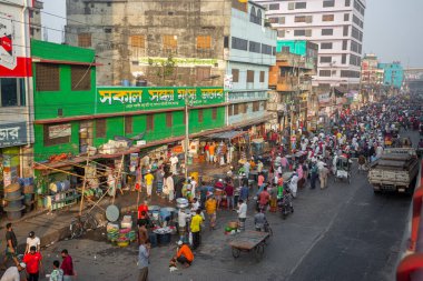 Sabah 7 'de Güney Jatrabari, Dhaka' daki Sabah Akşamları balık pazarında.
