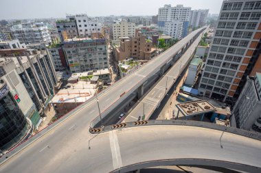 Coronavirus sorunu sırasında Bangladeş Mart ayında hükümet tarafından kapatıldı, Dhaka 'da yollar ve üstgeçitler boş.