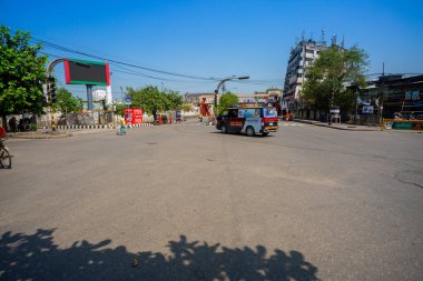 Bangladeş, Dhaka 'daki Coronavirus' un elinde Neelkheet Dhaka Üniversitesi kampüs sokakları boş.. 