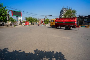 Bangladeş, Dhaka 'daki Coronavirus' un elinde Neelkheet Dhaka Üniversitesi kampüs sokakları boş.. 