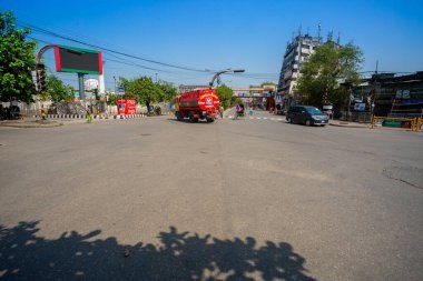 Bangladeş, Dhaka 'daki Coronavirus' un elinde Neelkheet Dhaka Üniversitesi kampüs sokakları boş.. 